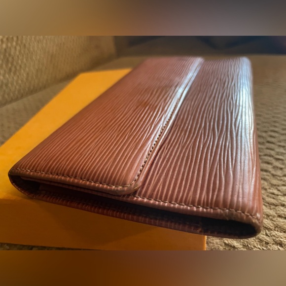 Louis Vuitton Epi Leather long wallet with the LV Box - cognac w/ snap closure - Picture 8 of 13